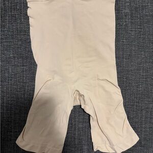 SKIMS SEAMLESS SCULPT HIGH-WAISTED ABOVE THE KNEE SHORT